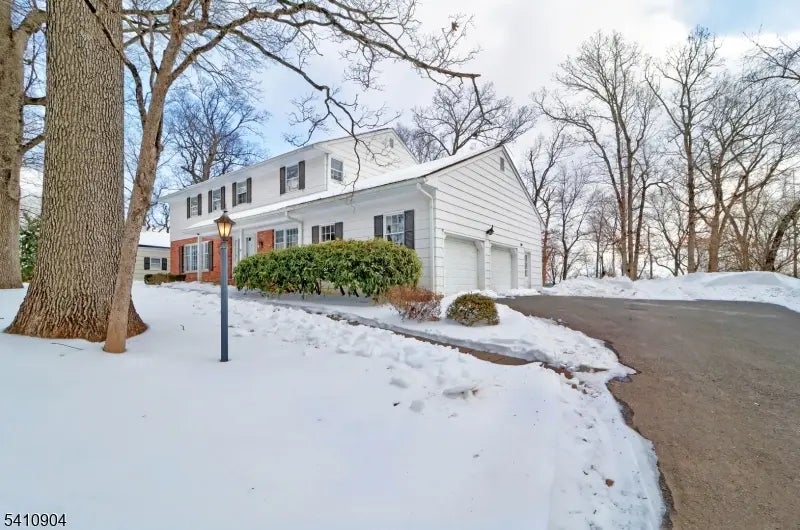 81 Huron Dr, Chatham Twp.