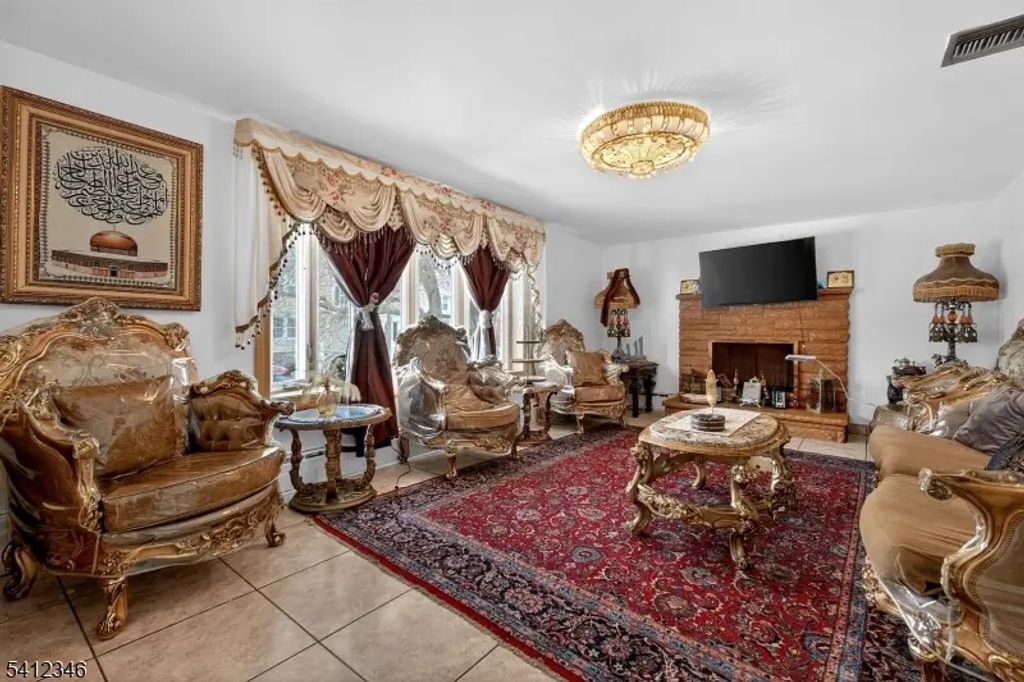 6 E 2nd St, Woodbridge Twp.