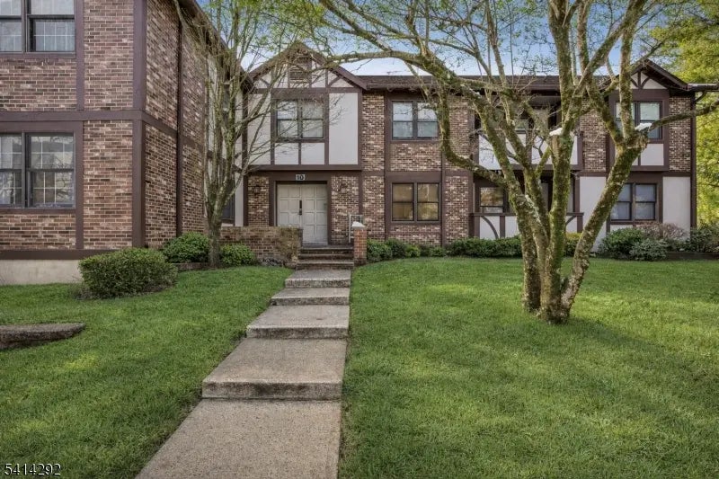 10c Heritage Dr, Chatham Twp.