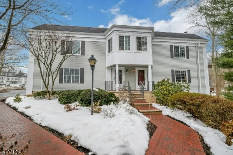 299 Riveredge Dr, Chatham Twp.