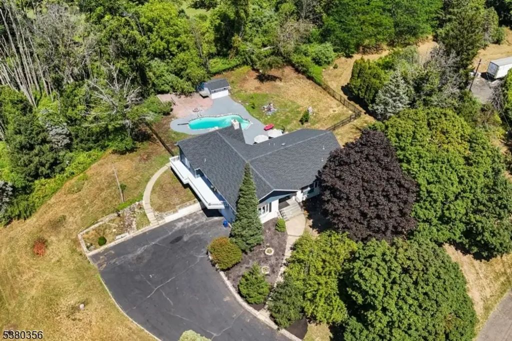 2 Rossi Dr, Clinton Twp.