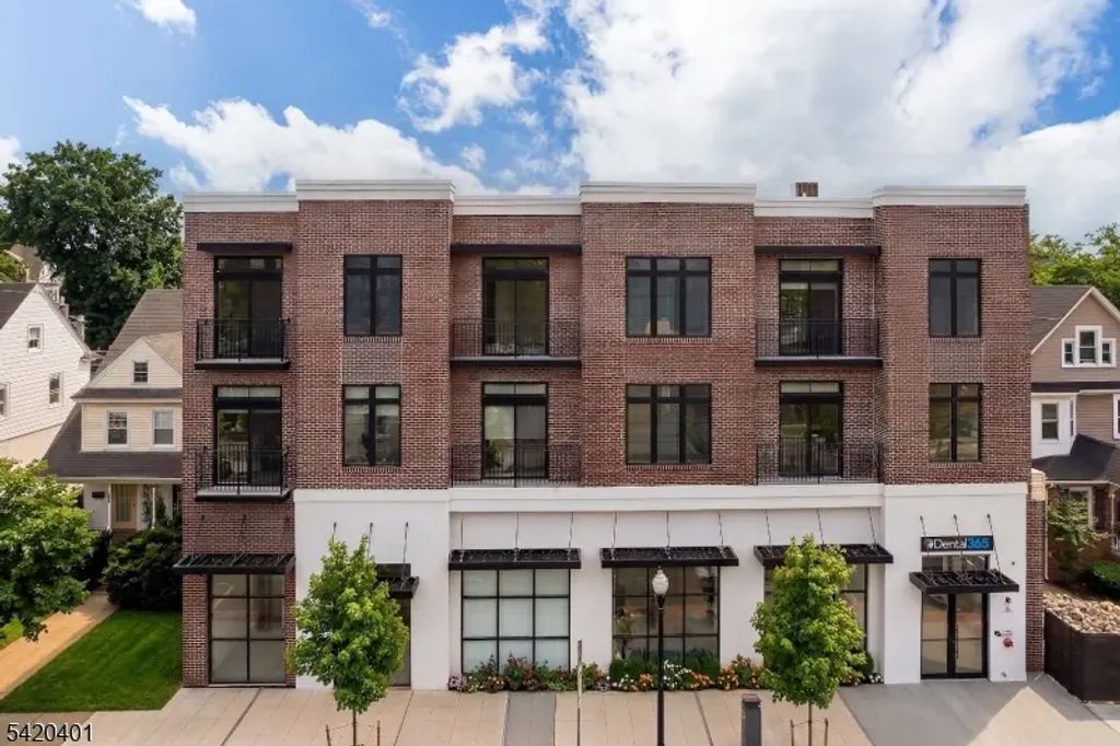 423 South Avenue West, Westfield Town