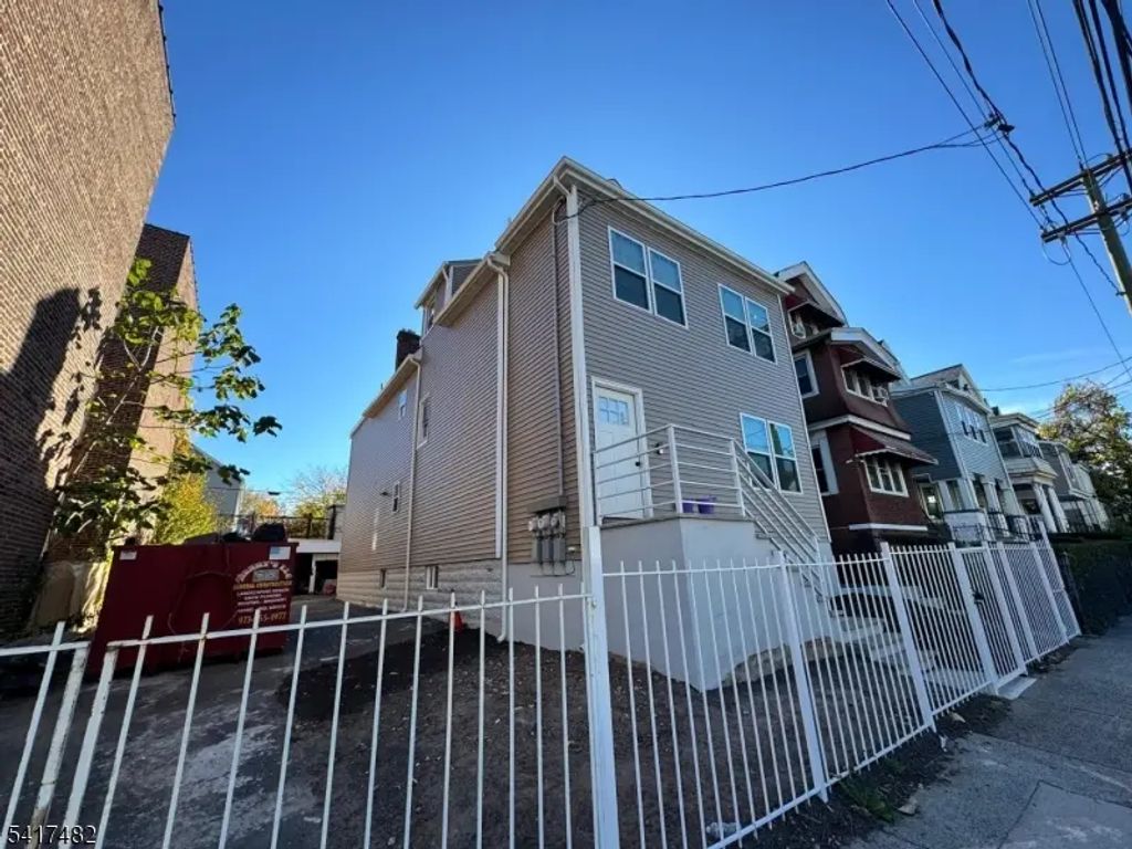 858 S 16th St, Newark City