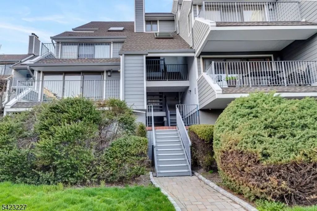 8c Cove Ln, North Bergen Twp.