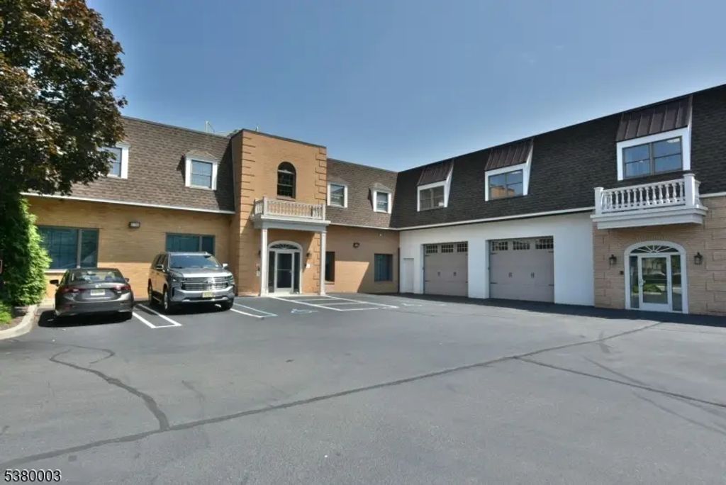 555 Goffle Rd, Ridgewood Village