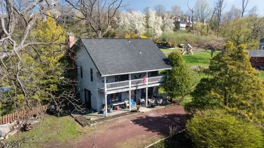 102 S Franklin St, Lambertville City