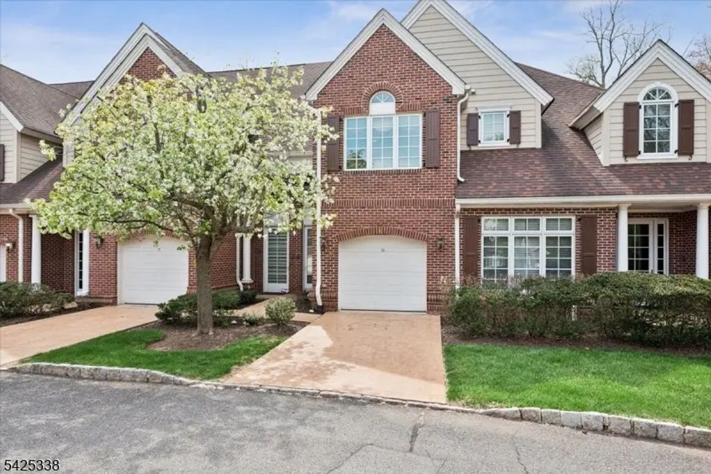 28 Schmidt Circle, Watchung Boro