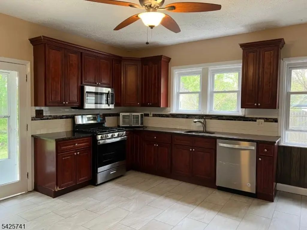 11 Griggs Pl, Manville Boro