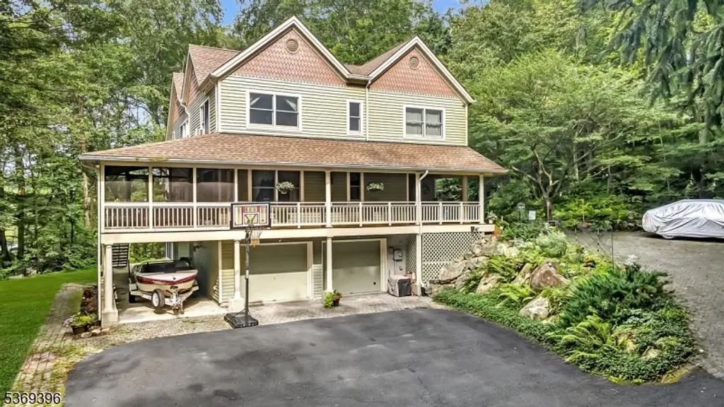 18 Hickory Run Rd, Lebanon Twp.