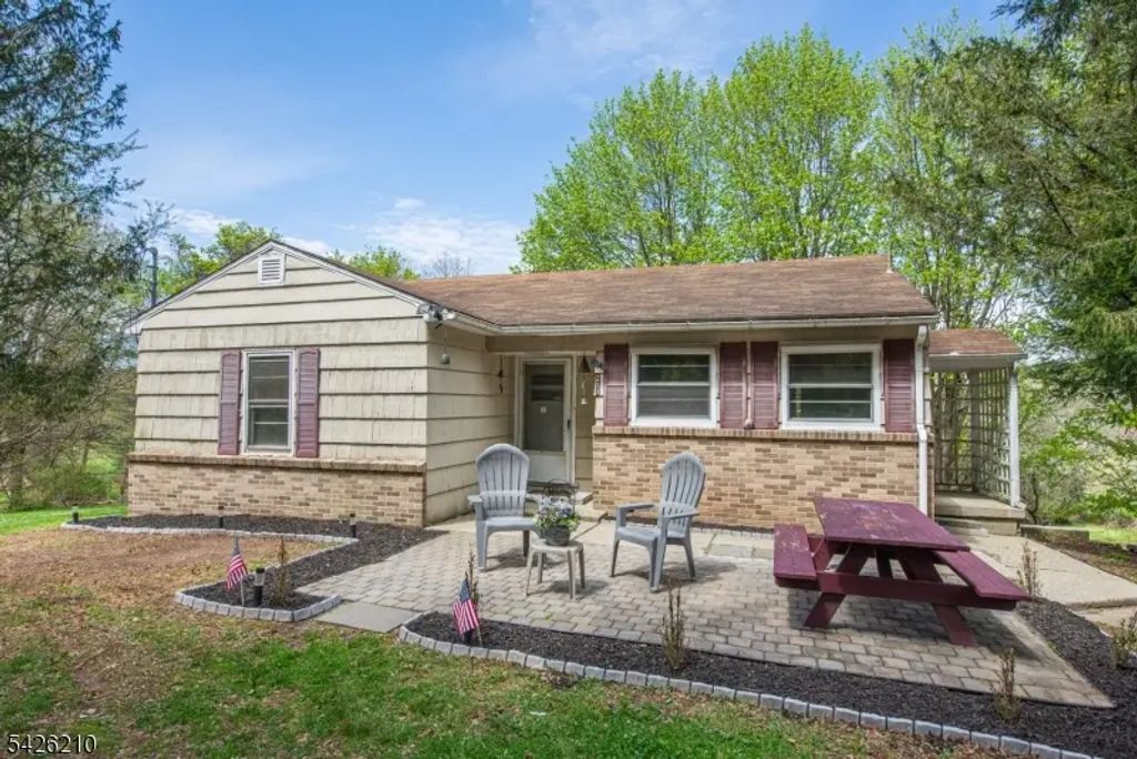 211 Clove Rd, Montague Twp.