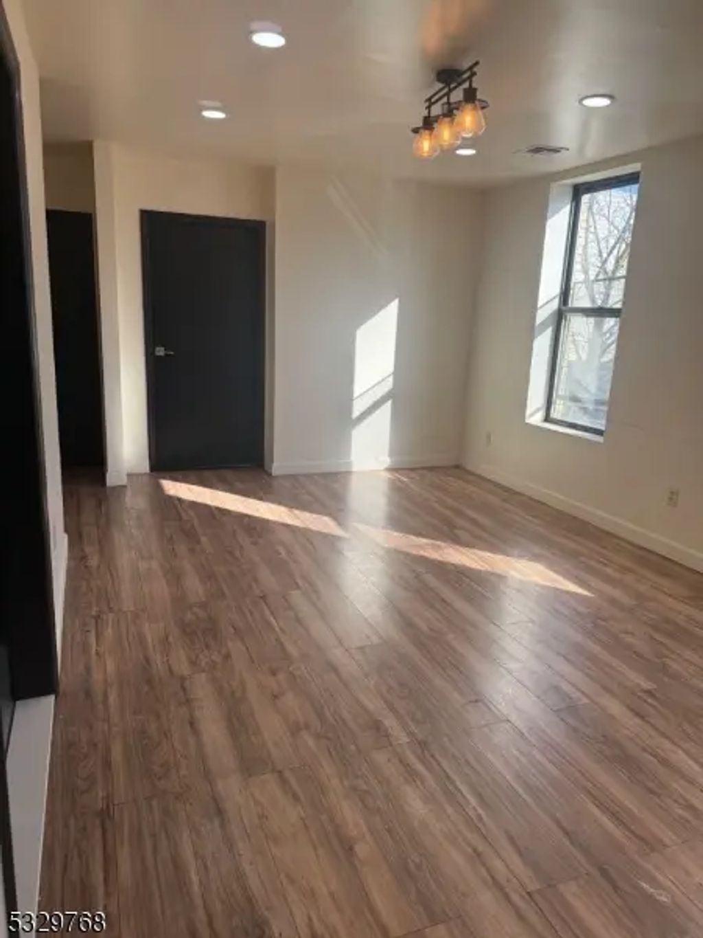 182 Ferry St, Newark City