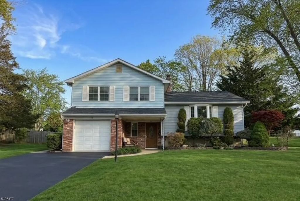 32 Brunswick Dr, Howell Twp.