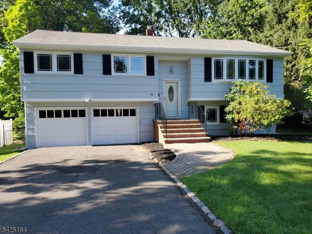 74 E Mcclellan Ave, Livingston Twp.