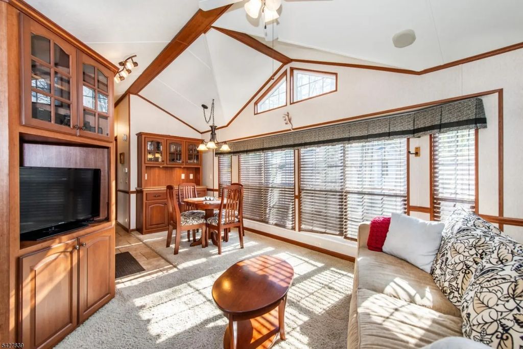 131 Sycamore Village, Vernon Twp.