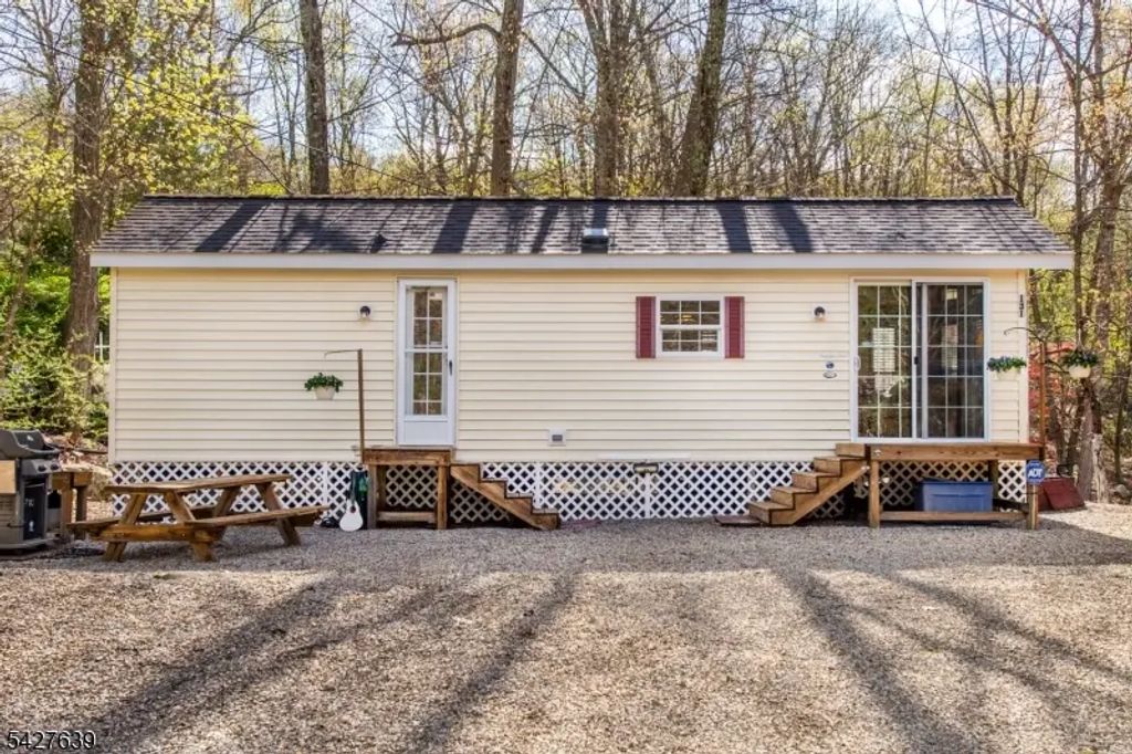 131 Sycamore Village, Vernon Twp.
