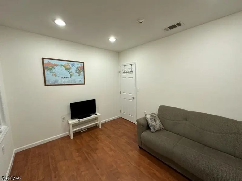 489 Clifton Ave, Clifton City