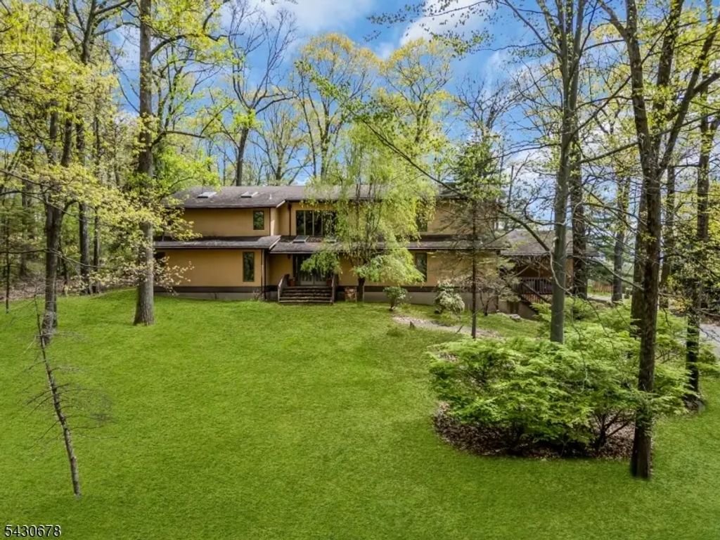 14 Beaver Brook Dr, Washington Twp.