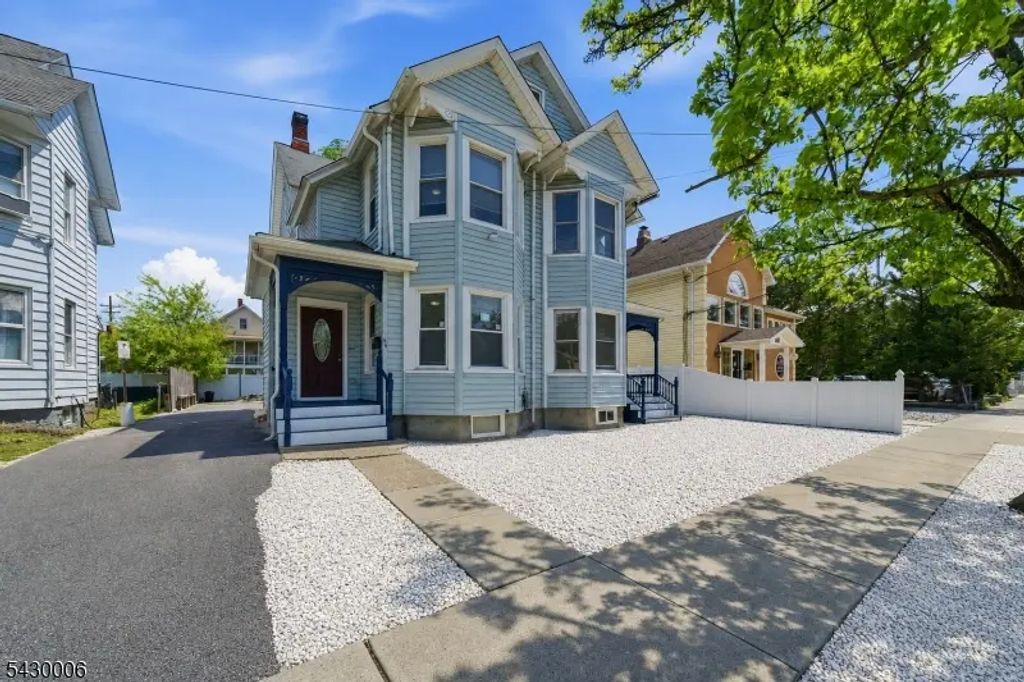 82 Pequannock St, Dover Town