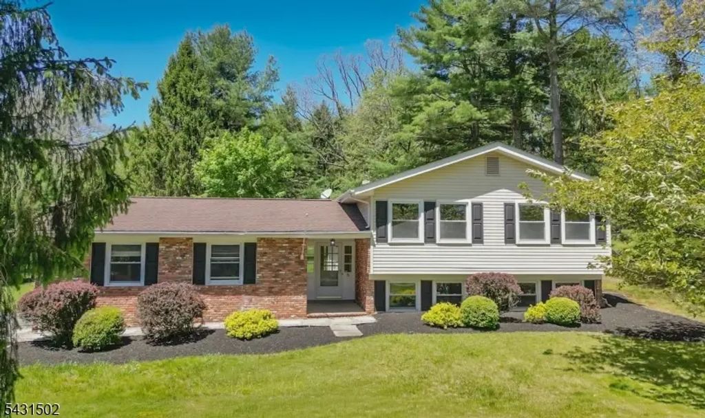 8 Woodland Dr, Washington Twp.