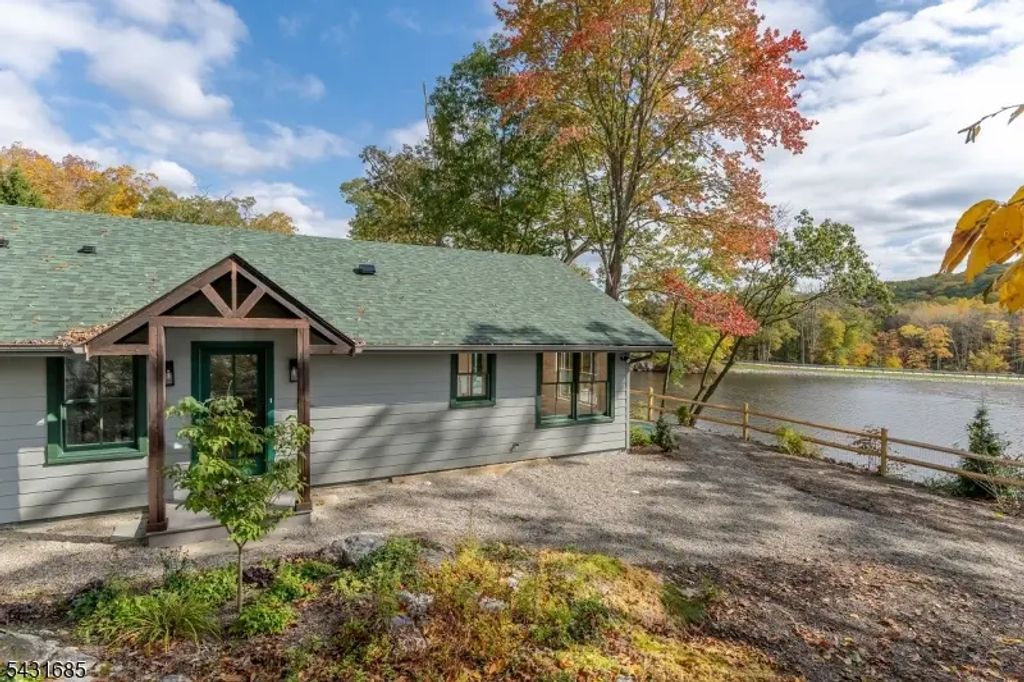 232 W Shore Dr, Hardyston Twp.