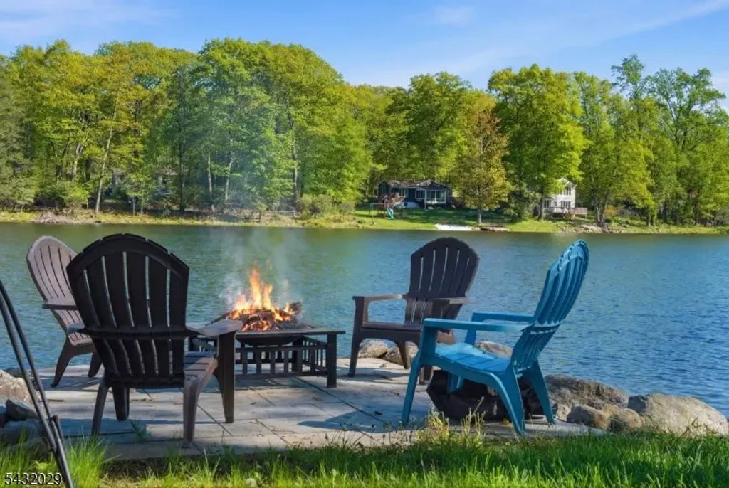 931 Plymouth Lake Dr, Stillwater Twp.