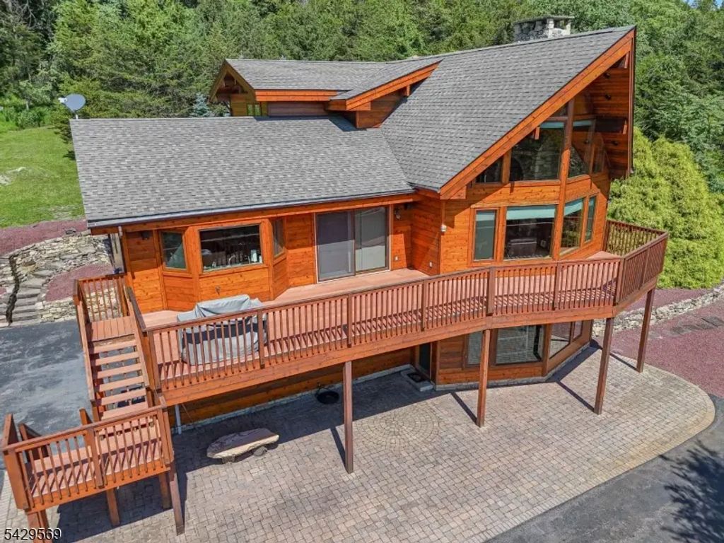 8 Highlands Ln, Hardwick Twp.