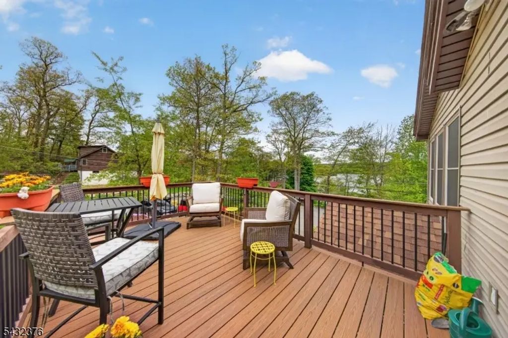 1052 Lakeside Dr East, Vernon Twp.