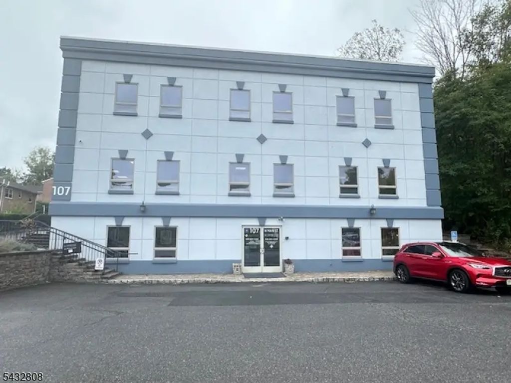107 W Main St 2nd Floor, Clinton Town