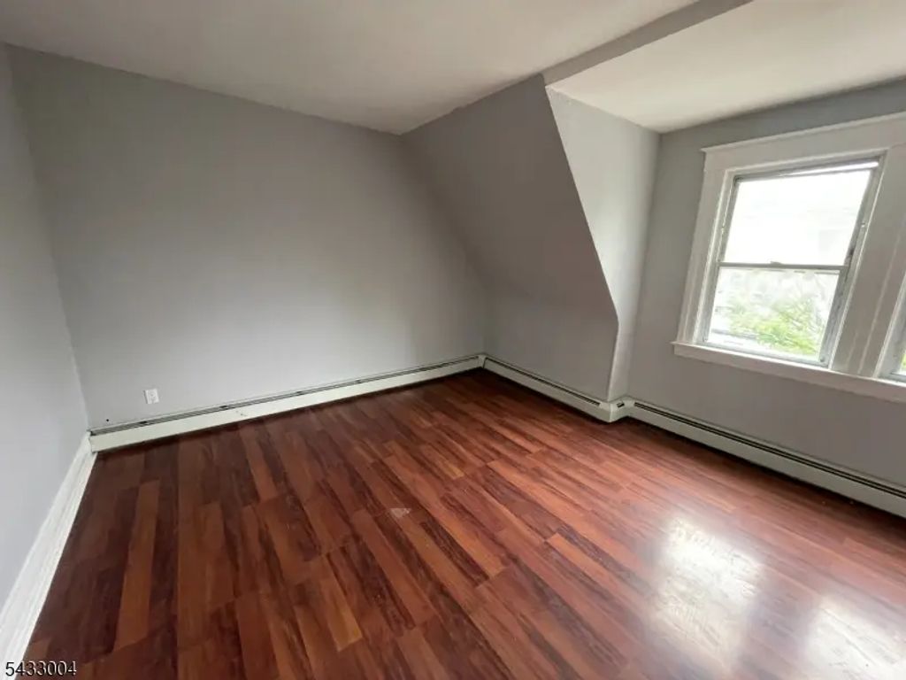 8 Treacy Ave, Newark City