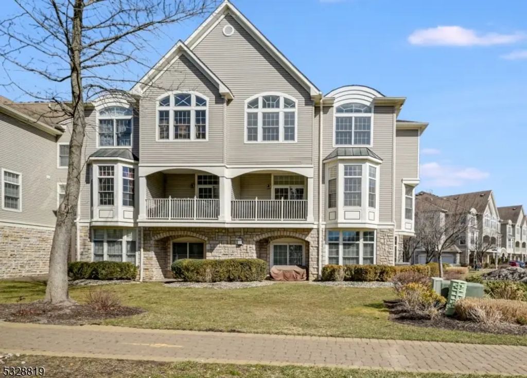 103 Crown Ct, Livingston Twp.