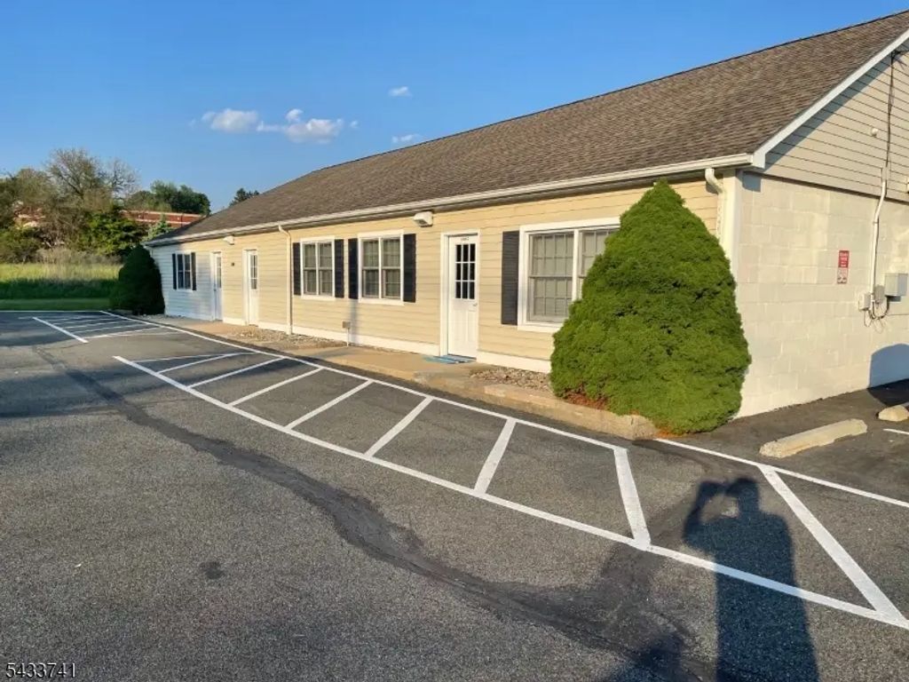 420 County Road 513, Califon Boro