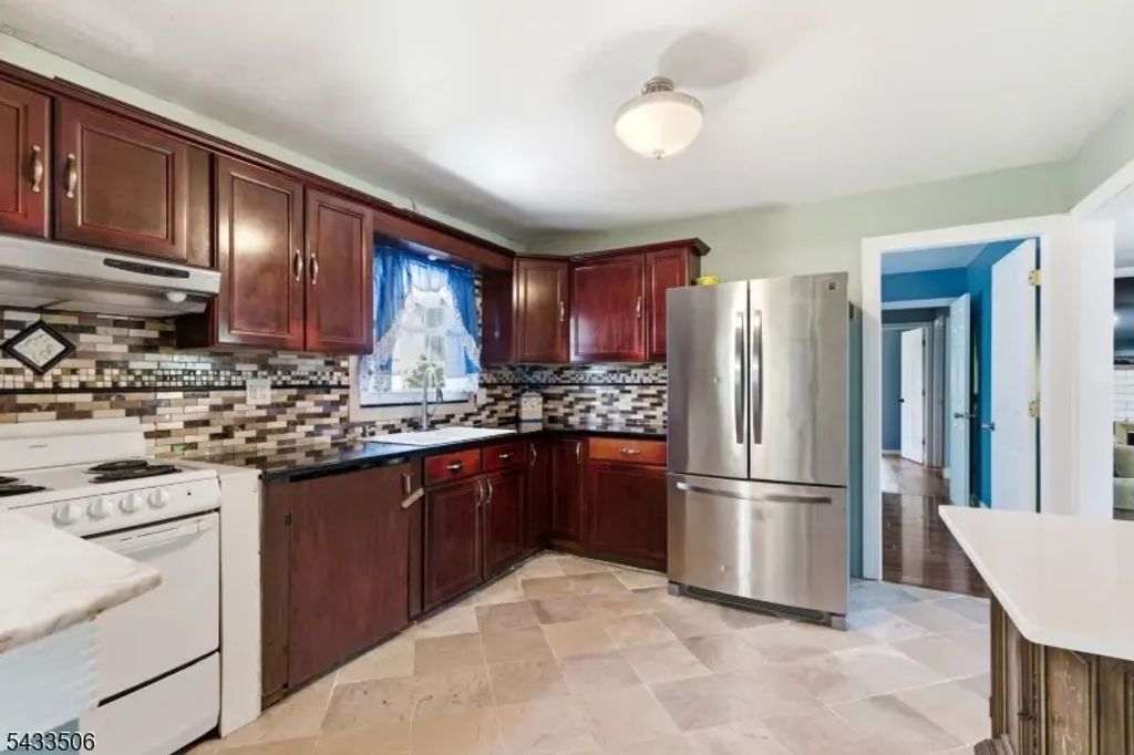32 Valley View Dr, Mine Hill Twp.