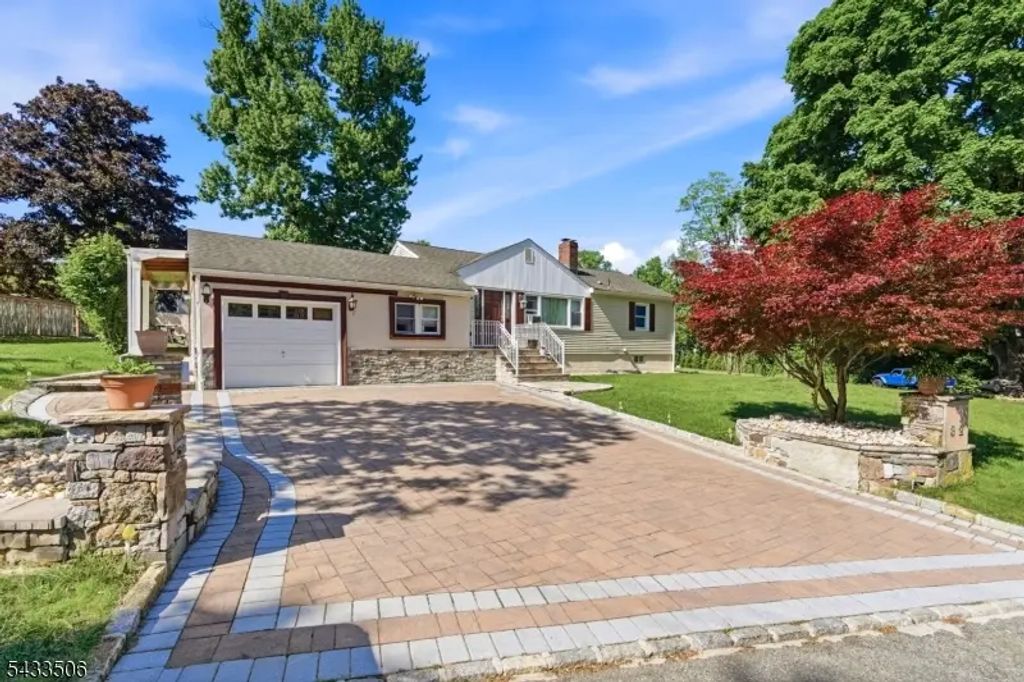 32 Valley View Dr, Mine Hill Twp.