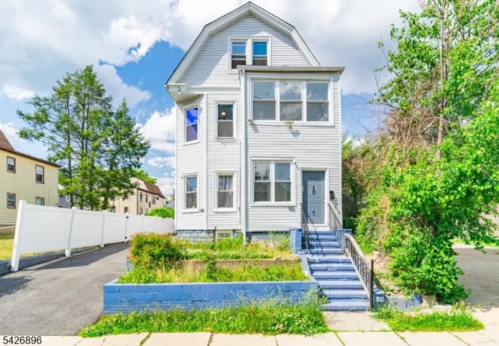 10 Charles St, East Orange City