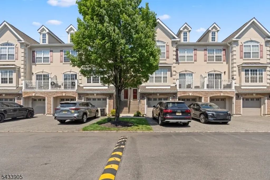 162 Blue Heron Dr, Secaucus Town