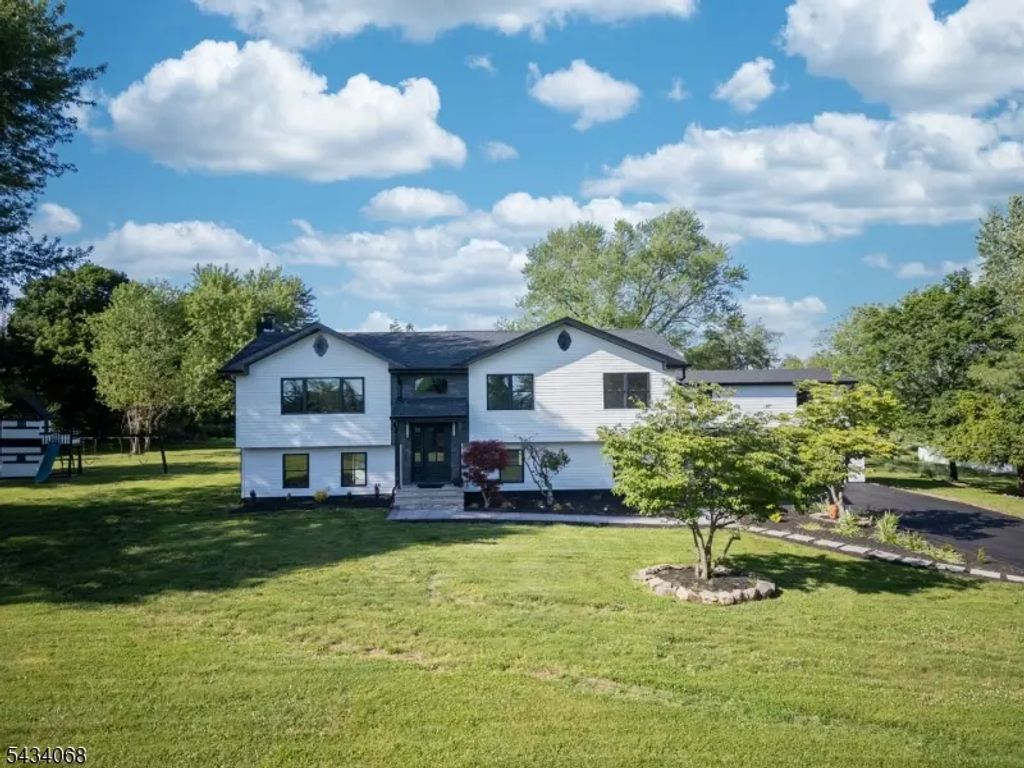 121 Fairview Dr, Branchburg Twp.