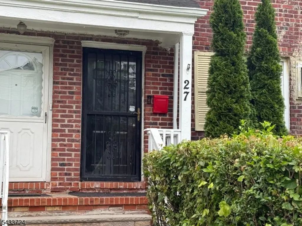 27 Melmore Gdns, East Orange City