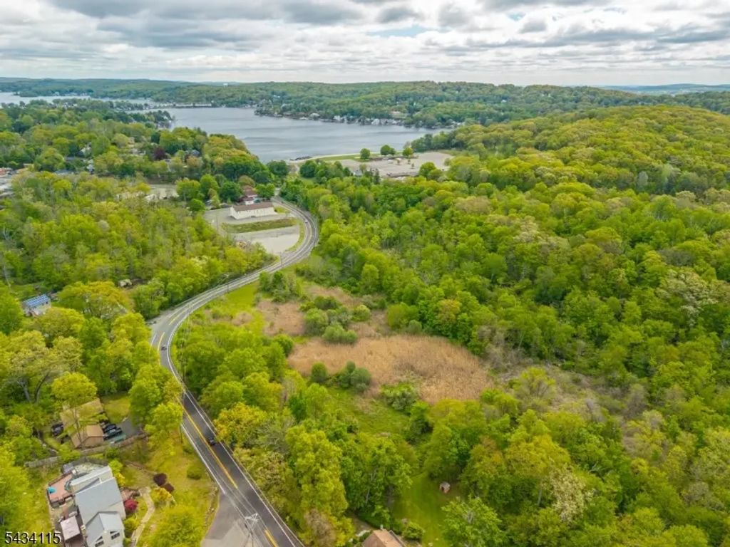 28 Brooklyn Stanhope Rd, Hopatcong Boro