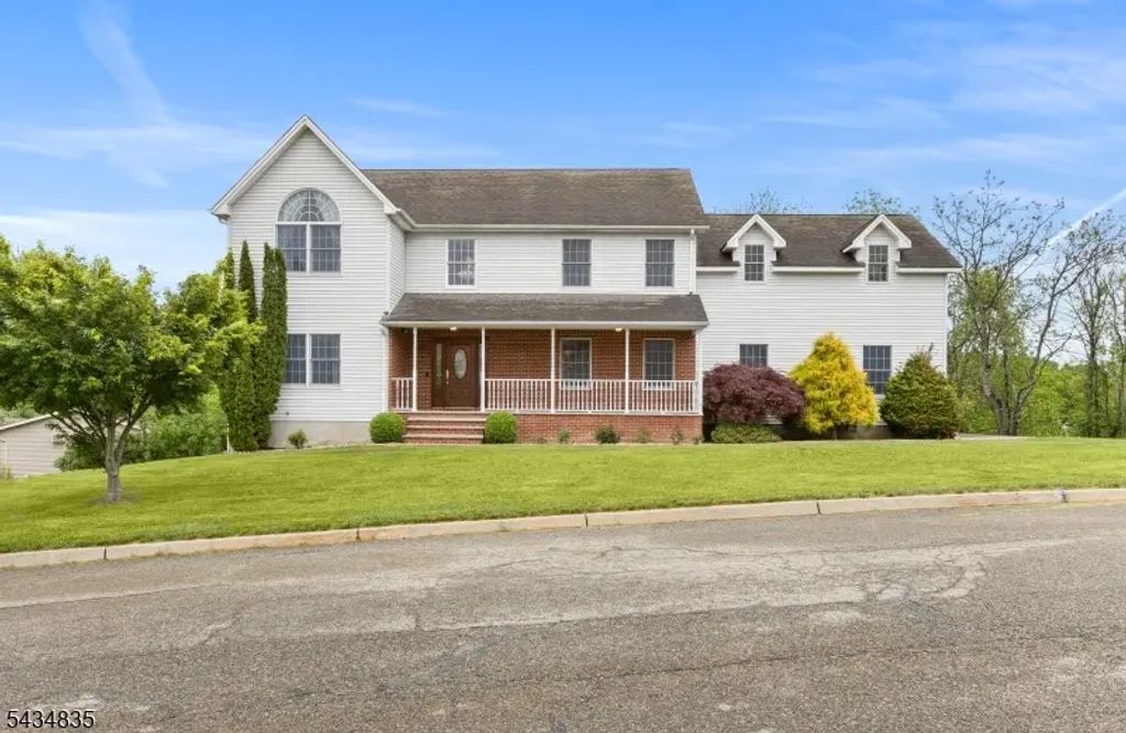 14 Lakeview Ter, Sussex Boro