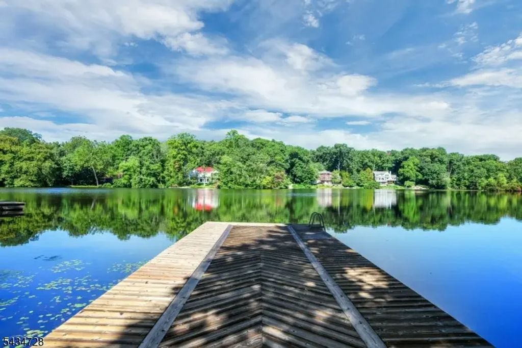 11 Crystal Rd, Mountain Lakes Boro