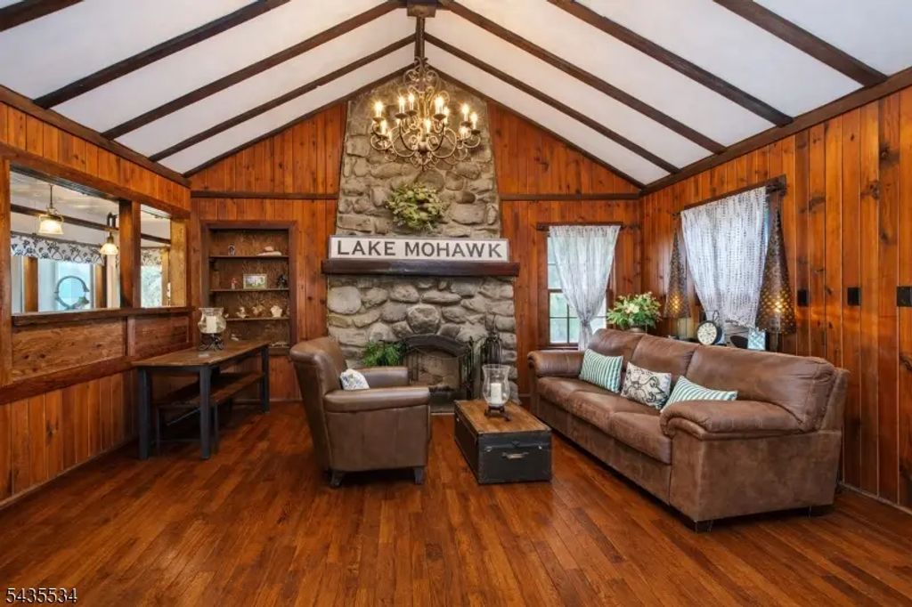 7 Woodbine Ln, Sparta Twp.