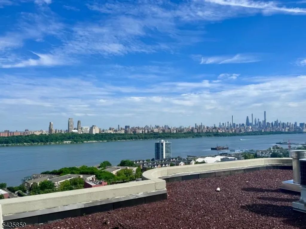 100 Carlyle Drive. N05j, Cliffside Park Boro