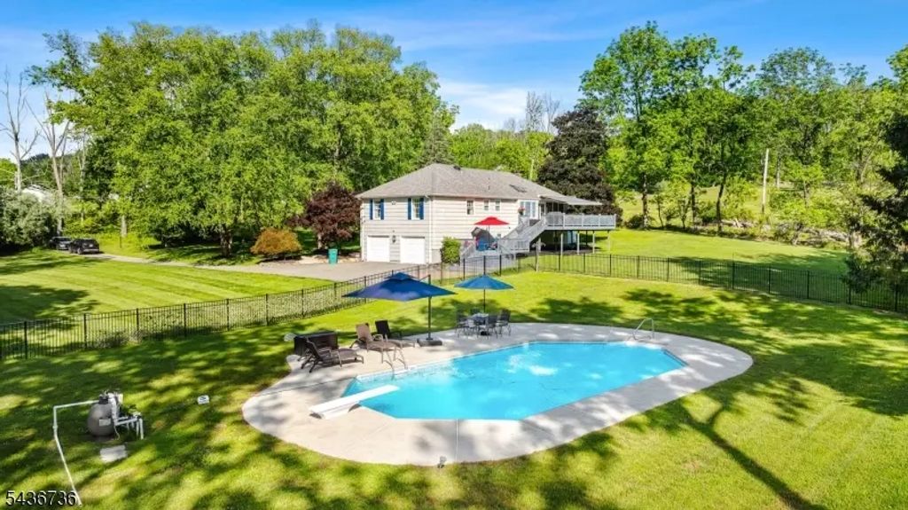 97 Beacon Hill Rd, Washington Twp.