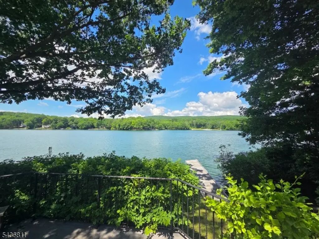 40 E Shore Dr, Hampton Twp.