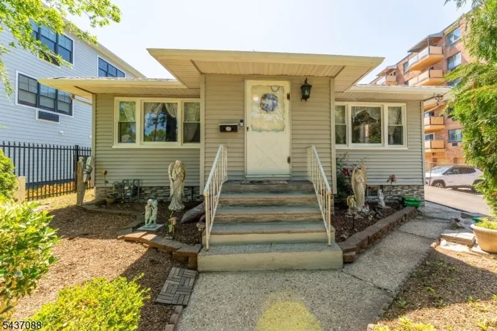 72 Clarendon Pl, Hackensack City