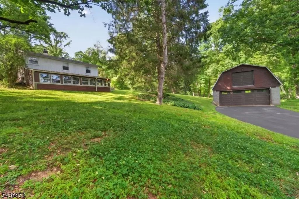11 Orchard St, Lebanon Twp.