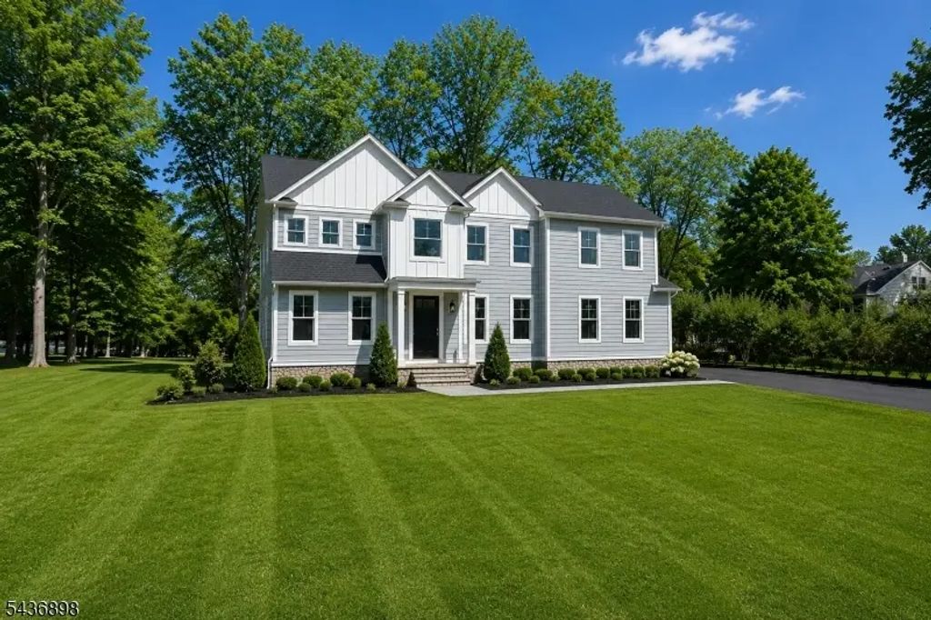 2 Detoro Ct, Mount Olive Twp.