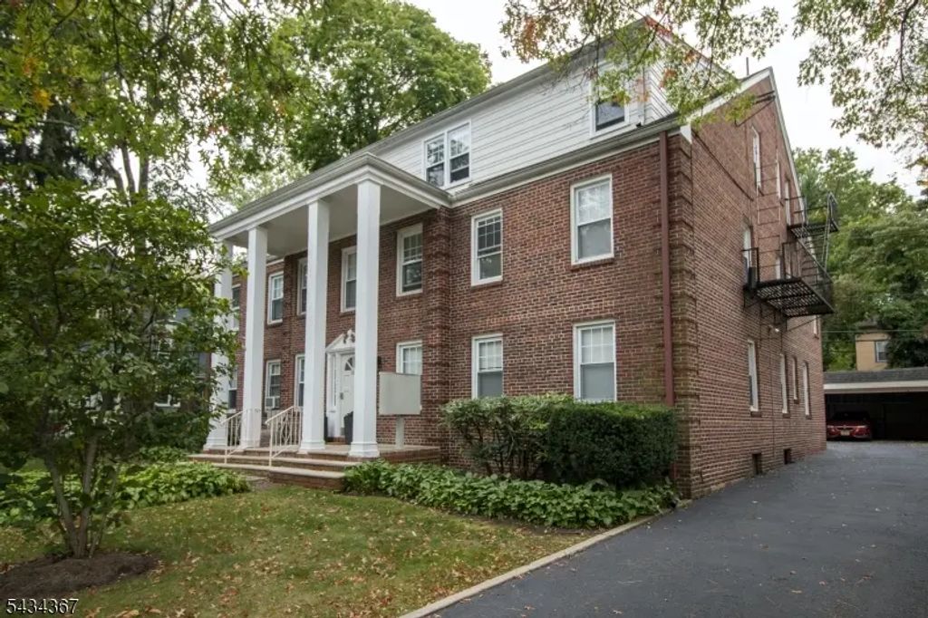 18 The Cres, Montclair Twp.
