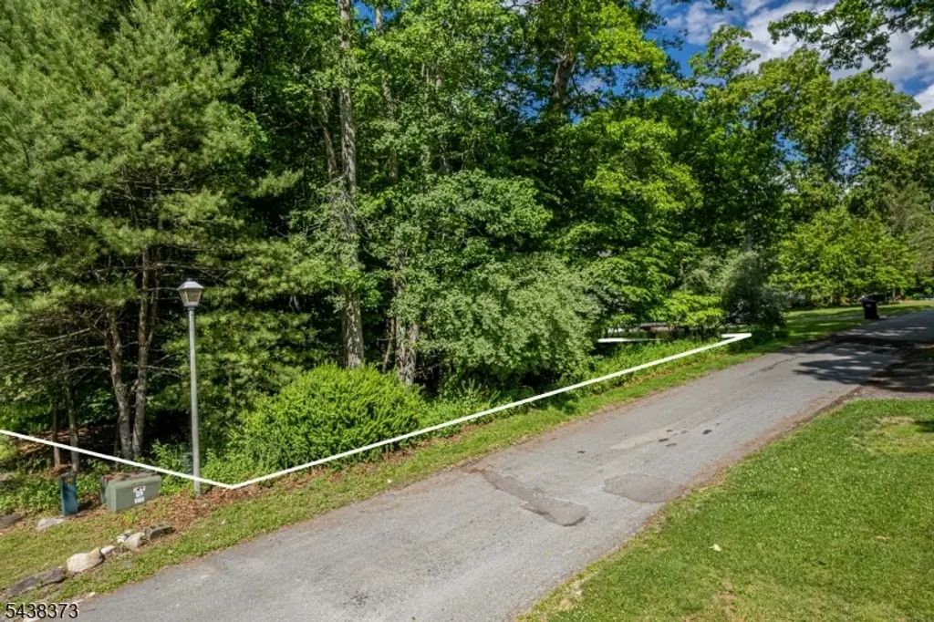 404 Hearthstone Ct, Montague Twp.