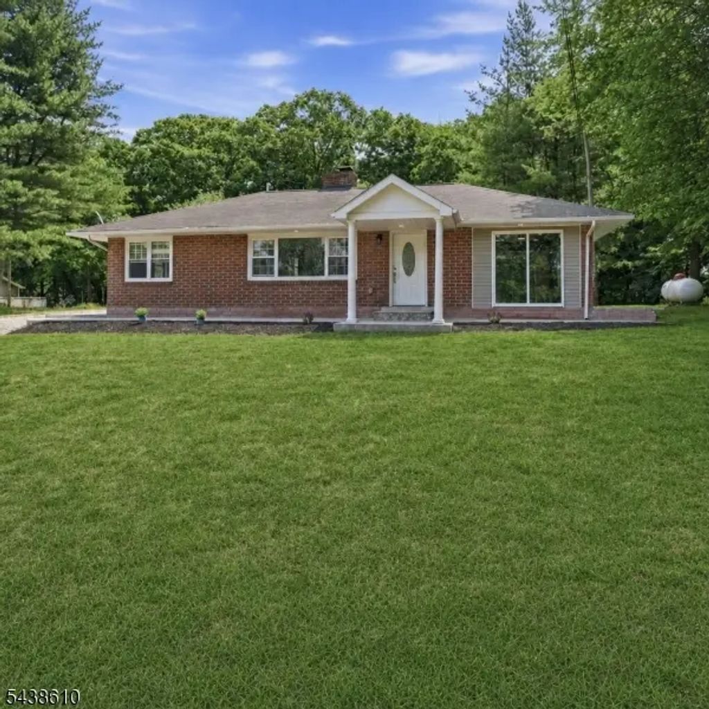 89 Armstrong Rd, Wantage Twp.